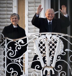 Göncz Árpád volt államfő neje társaságában áll budapesti házának teraszán, miután szerenádot adtak a 90. születésnapja alkalmából 2012. február 10-én Göncz Árpád volt államfő neje társaságában áll budapesti házának teraszán, miután szerenádot adtak a 90. születésnapja alkalmából 2012. február 10-én