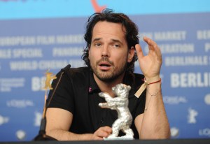 Fliegauf Bence magyar filmrendező az Ezüst Medve-díjjal a 62. Berlini Filmfesztiválon 2012. február 18-án