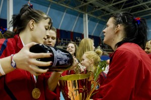 A Vasas játékosai örülnek a Röplabda Magyar Kupa női döntőjében elért győzelmük után Budapesten 2012. február 19-én