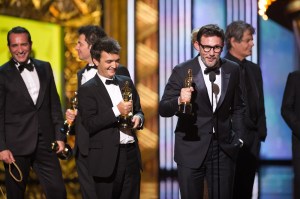 Michael Hazanavicius francia rendező és A némafilmes (The Artist) című film stábja megköszöni a legjobb filmnek járó Oscar-díjat a 84. alkalommal odaítélt Oscar-díjak kiosztóján Hollywoodban 2012. február 26-án