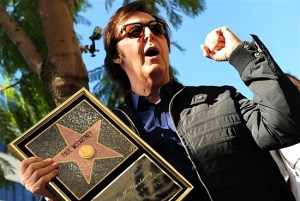 Paul McCartney brit popzenész a nevét viselő csillag avatóünnepségén a hollywoodi Hírességek Sétányán 2012. február 9-én