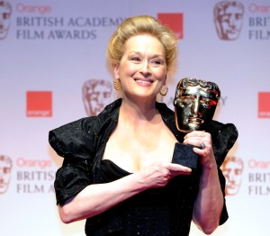 Meryl Streep Oscar-díjas amerikai színésznő kezében a legjobb női főszereplőnek járó díjjal a Brit Film- és Televíziós Művészeti Akadémia (BAFTA) díjainak kiosztóján a londoni Királyi Operaházban 2012. február 12-én