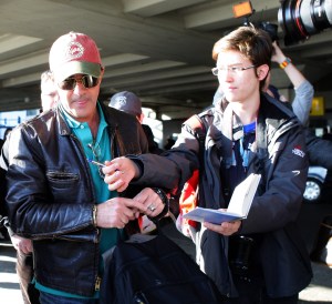 Antonio Banderas spanyol színész aláírást ad nekem a Budapest Liszt Ferenc Nemzetközi Repülőtéren 2012. március 4-én (Fotó: Blikk/Korponai Tamás) 