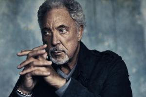 Sir Tom Jones walesi énekes a Spirit In The Room című új albumának promóciós fotózásán (2012, március)