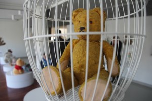 Játékmackó a „Fogadj örökbe egy macit!” kampány budapesti Design Terminálban rendezett kiállításán 2012. március 4-én (Fotó: Mészáros Márton)