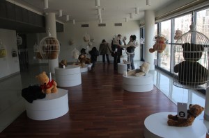 Érdeklődők a „Fogadj örökbe egy macit!” kampány budapesti Design Terminálban rendezett kiállításán 2012. március 4-én (Fotó: Mészáros Márton)