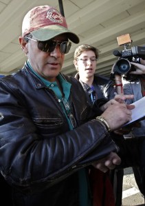 Antonio Banderas spanyol színész aláírást ad nekem a Budapest Liszt Ferenc Nemzetközi Repülőtéren 2012. március 4-én (Fotó: Bors/Isza Ferenc) 