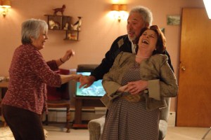 Brenda Blethyn és Alison Steadman brit színésznők ésTom Jones walesi énekes a King Of The Teds című sorozat forgatásán 2012. március 2-án Brenda Blethyn és Alison Steadman brit színésznők ésTom Jones walesi énekes a King Of The Teds című sorozat forgatásán 2012. március 2-án