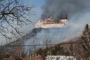Lángol a szlovákiai magyar krasznahorkai vár 2012. március 10-én