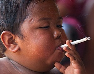 Ardi Rizal, a kétévesen cigifüggő kisfiú