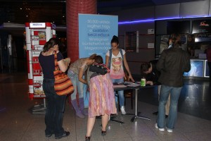 A családon belüli erőszak ellen gyűjtenek aláírást a budapesti Mamut bevásárlóközpontban 2012. április 22-én. (Fotó: Mészáros Márton)