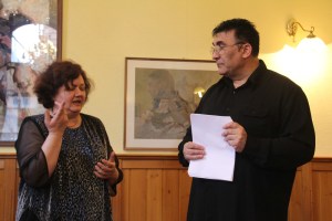 Harcos Katalin költő, Putnoki A. Dávid előadóművész, költő, az est házigazdája az Egyre feléd... című kötet bemutatóján Budapesten 2012. április 21-én (Fotó: Mészáros Márton)