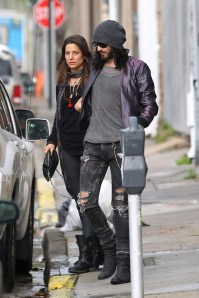 Russell Brand brit komikus-színész és barátnője, Barabás Nikolett New Orleansban 2012. március 12-én