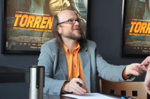 Santiago Segura spanyol színész-rendező-forgatókönyvíróval, Torrente kitalálójával és megformálójával aláír a füzetembe az Aréna Plázában tartott közönségtalálkozón 2012. április 29-én (Fotó: Mészáros Márton) 