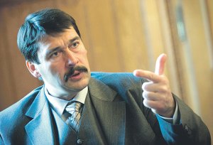 Áder János szintén fideszes európai parlamenti képviselő 