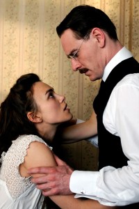 Keira Knightley brit színésznő és Michael Fassbender ír-német színész a Veszélyes vágy (A Dangerous Method) című film egyik jelenetében