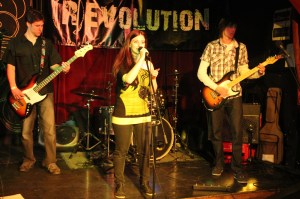 A B.A.D. együttes ad koncertet a Menta Teraszon 2012. április 20-án (Fotó: Mészáros Márton)