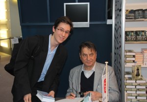 Claudio Magris olasz író-irodalomtudóssal, a feszticál díszvendégével, miután dedikálta a könyveit a XIX. Budapesti Nemzetközi Könyvfesztiválon a Millenárison 2012. április 20-án. 