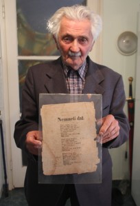 Daka József egri trónkövetelő, aki magát az utolsó élő Árpád-házi leszármazottnak vallja a "Nemzeti Dal" egyik eredetinek tartott példányával egri otthonában 2012. április 7-én (Fotó: Mészáros Márton) 