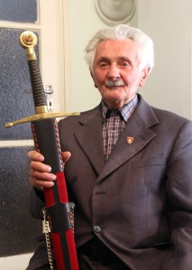 Daka József egri trónkövetelő, aki magát az utolsó élő Árpád-házi leszármazottnak vallja egri otthonában 2012. április 7-én (Fotó: Mészáros Márton)