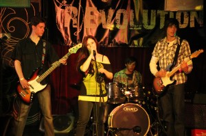 A B.A.D. együttes ad koncertet a Menta Teraszon 2012. április 20-án (Fotó: Mészáros Márton) 