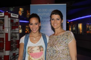 Palácsik Tímea, az erőszakos közösülés és más bűncselekmények miatt elítélt Damu Roland sorozatsztár egykori párja, és Jaksity Kata műsorvezető a családon belüli erőszak elleni kampányon a budapesti Mammutban 2012. április 23-án (Fotó: Mészáros Márton)