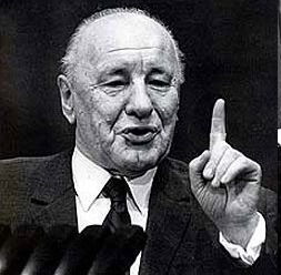 Kádár János, különböző politikai címeken Magyarország vezetője 1956 és 1988 között