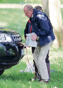 Fülöp edinburgh-i herceg 5 kg-os akkumulátort cipel a Royal Windsor Horse Show-n 2012. május 12-én