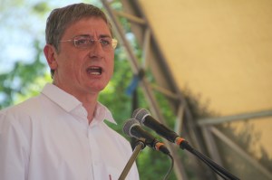 Gyurcsány Ferenc volt kormányfő, a Demokratikus Koalíció (DK) elnöke beszédet tarta pártja városligeti majálisán 2012. május 1-jén. (Fotó: Mészáros Márton)