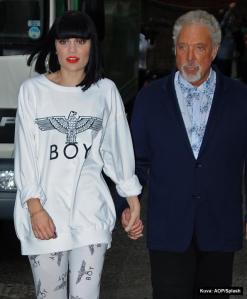 Jessie J brit énekesnő és Tom Jones walesi énekes Londonban 2012. május 10-én 