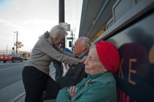 Jeanie 82 éves, Will 84 éves és Adina 90 éves - Szerelmi háromszög van köztük (Isadora Kosofsky felvétele, 2012)