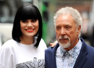 Jessie J brit énekesnő és Tom Jones walesi énekes Londonban 2012. május 10-én