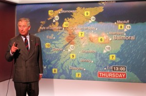 Károly walesi herceg, brit trónörökös időjárást jelent a BBC Scotland híradóját követően 2012. május 10-én