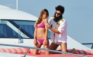 Sacha Baron Cohen brit komikus és Elisabetta Canalis olasz modell promotálja Cohen A diktátor (The Dictator) című filmjét Cannesban 2012. május 16-án