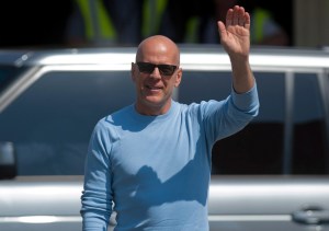 Bruce Willis amerikai színész a Budapest Liszt Ferenc Nemzetközi Repülőtéren, miután megérkezett Budapestre 2012. május 3-án