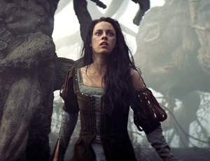 Kristen Stewart amerikai színésznő A hófehér és a vadász (Snow White and the Huntsman) című film egyik jelenetében