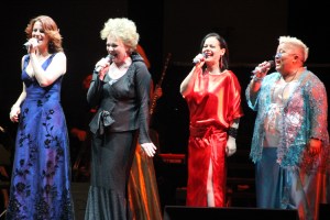 Polyák Lilla, Básti Juli, Botos Éva és Falusi Mariann énekel a Hét boszorka van - A szentivánéji tüzek és szerelmek éjszakája című koncerten a Margitszigeti Szabadtéri Színpadon 2012. június 22-én Polyák Lilla, Básti Juli, Botos Éva és Falusi Mariann énekel a Hét boszorka van - A szentivánéji tüzek és szerelmek éjszakája című koncerten a Margitszigeti Szabadtéri Színpadon 2012. június 22-én