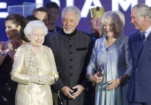 II. Erzsébet brit királynő Tom Jones walesi énekes, Camilla cornwalli hercegnő és Károly herceg társaságában a  gyémántjubileuma alkalmából adott szuperkoncerten a Buckingham-palota előtti téren 2012. június 4-én
