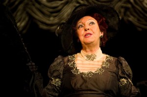 Fodor Zsóka Kálmán Imre: Csárdáskirálynő című operettjének előadásán a Békés Megyei Jókai Színházban 2010. október 18-án Fodor Zsóka Kálmán Imre: Csárdáskirálynő című operettjének előadásán a Békés Megyei Jókai Színházban 2010. október 18-án