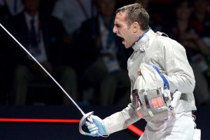 Szilágyi Áron a 2012-es londoni nyári olimpiai játékok férfi kard egyéni bajnokságának elődöntőjében 2012. július 29-én. Szilágyi Áron a 2012-es londoni nyári olimpiai játékok férfi kard egyéni bajnokságának elődöntőjében 2012. július 29-én.