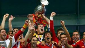 A spanyol csapat a trófeával a 2012-es lengyel-ukrán közös rendezésű labdarúgó Európa-bajnokság Spanyolország-Olaszország döntő mérkőzés végén a kijevi Olimpiai Stadionban 2012. július 1-jén