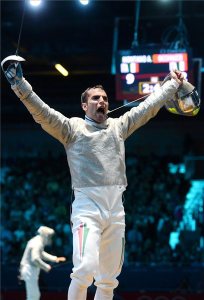 Szilágyi Áron ünnepel, miután győzött az olasz Diego Occhiuzzi ellen, és aranyérmet nyert a 2012-es londoni nyári olimpia férfi kard egyéni versenyének döntőjében 2012. július 29-én