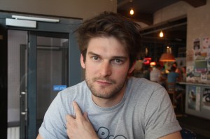 Závada Péter költő, az Akkezdet Phiai zenekar tagja Budapesten 2012. július 27-én (Fotó: Mészáros Márton)