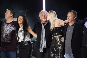 Sir Tom Jones walesi énekes és együttese az ausztriai Mörbischben adott koncert után a színpadon 2012. augusztus 13-án Sir Tom Jones walesi énekes és együttese az ausztriai Mörbischben adott koncert után a színpadon 2012. augusztus 13-án