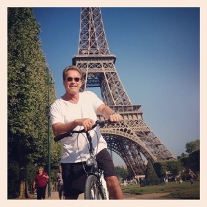 Arnold Schwarzenegger osztrák származású amerikai színész a párizsi Eiffel-torony előtt 2012. augusztus 9-én (Forrás: Twitter)