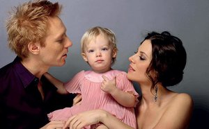 Bereczki Zoltán és Szinetár Dóra színművészek 2007-ben született kislányukkal, Zora Veronikával