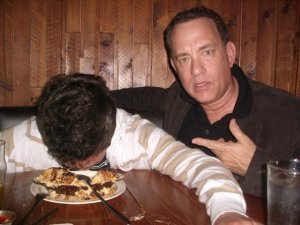 Tom Hanks Oscar-díjas amerikai színész rajongóval fényképezkedik (2012 augusztus)