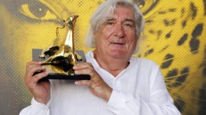 Jean-Claude Brisseau francia filmrendező kezében az Arany Leopárddal, a filmfesztivál fődíjával a 65. Locarnói Nemzetközi Filmfesztiválon 2012. augusztus 11-én
