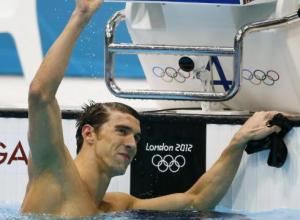 Az amerikai Michael Phelps, miután aranyérmet nyert a 2012-es londoni nyári olimpia férfi 100 méteres pillangóúszásának döntőjében a Vizesközpontban 2012. augusztus 3-án