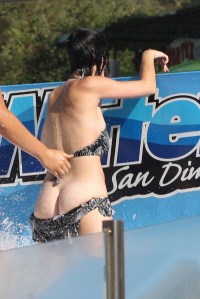 Katy Perry amerikai énekesnő feneket „villant” a Raging Waters csúszdaparkban a kaliforniai San Dimas városában 2012. augusztus 12-én